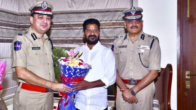 EC suspends Telangana DGP for congratulating Cong chief