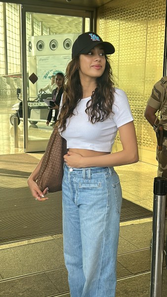 Ananya Panday, Aditya Roy Kapur and other celebrities leave for New ...