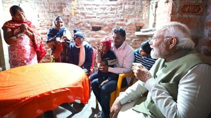 Watch | PM Modi pays surprise visit to Ujjwala scheme beneficiary's house,  enjoys a cup of tea | India News - The Indian Express