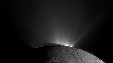 Vann fra det underjordiske havet til Saturns måne Enceladus sprayer fra enorme sprekker ut i verdensrommet.  NASAs romsonde Cassini, som tok dette bildet i 2010,