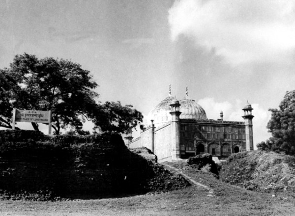 The site of the present day temple in 1949. We can see the Idgah right next to it. Construction of the current temple began in 1953. 