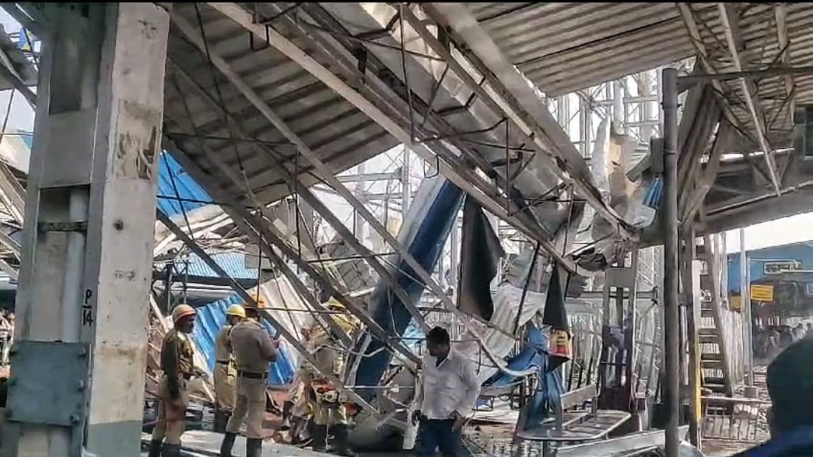 3 muertos y 30 heridos al derrumbarse un tanque de agua en el andén de