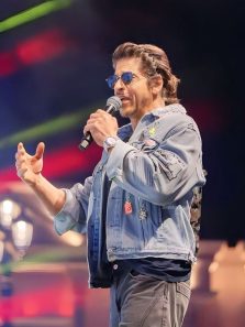 Here’s how Shah Rukh Khan responded as fans grab his hand at Dunki event, refuse to let go