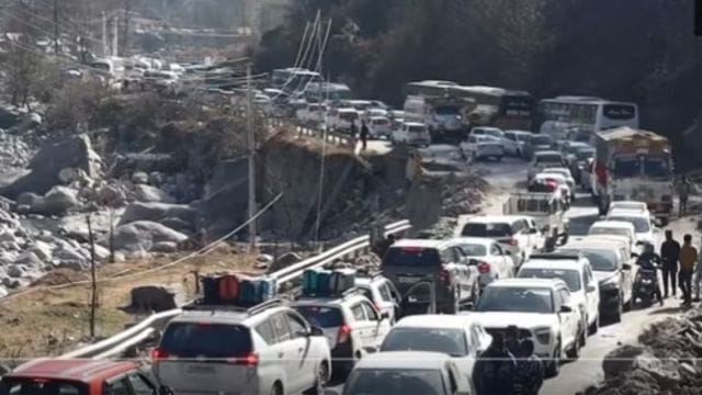 Manali traffic jams as tourists crowd for Christmas.