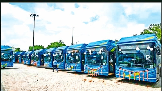 V K Saxena, Vinai Kumar Saxena, delhi e-buses, delhi electric low-floor buses, delhi news, India news, Indian express, Indian express India news, Indian express India