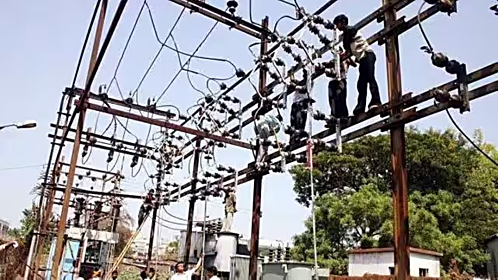 Gurgaon: Electricity board staff assaulted by man son during Gurgaon: Electricity board staff assaulted by man son during