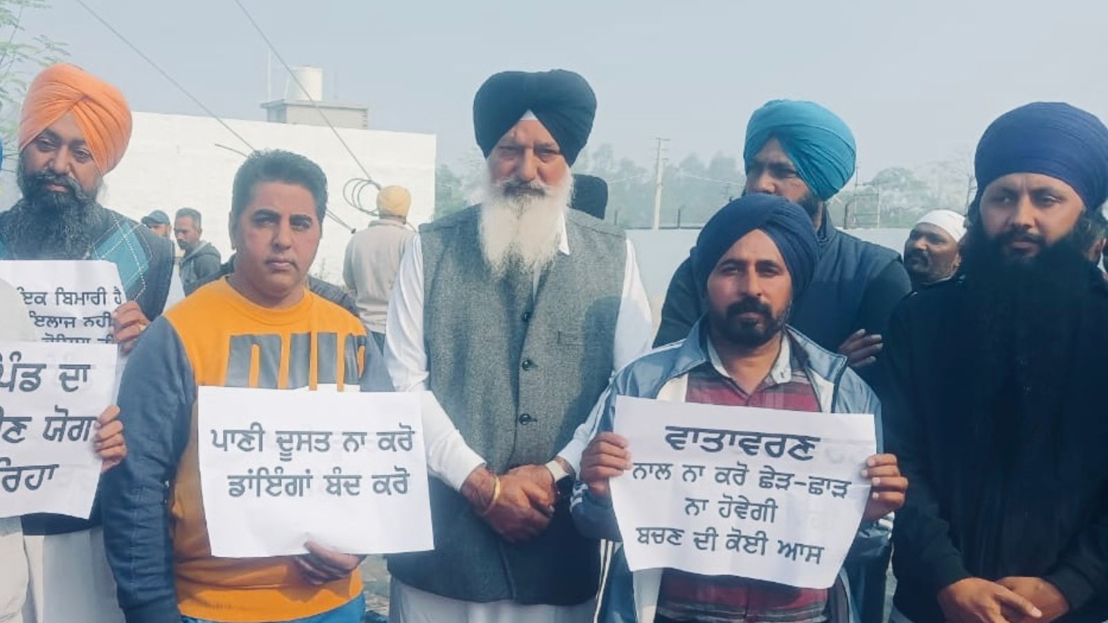 Grundwasser wird schwarz und stinkt; Die Dorfbewohner von Ludhiana sagen: ...