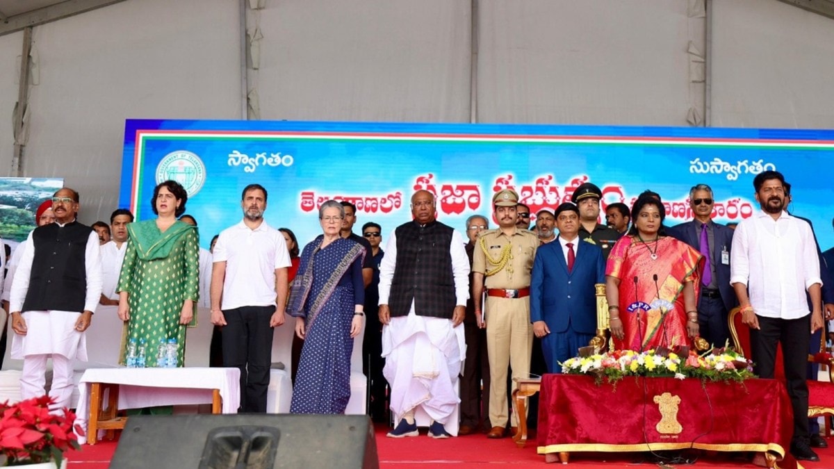 Congress leader A Revanth Reddy takes oath as the Chief Minister of Telangana. Congress Parliamentary Party chairperson Sonia Gandhi, party leaders Rahul Gandhi, Priyanka Gandhi, Karnataka Chief Minister Siddaramaiah were also present. (X/RevanthReddy)