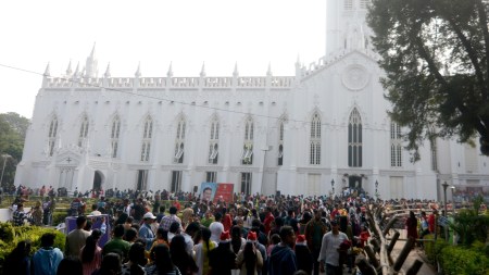 Christmas, benga metro rush on Xmas, Kausik Mitra, Eastern Railway, maximum passenger rush, Park Street Metro stations, Metro authorities, indian express news