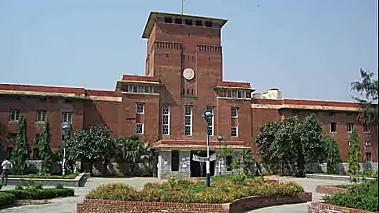 Ensure security, CCTVs outside women’s washroom: DU updates advisory ...
