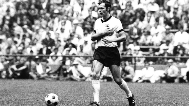 In the so-called ‘game of the century’, the semi-final in the 1970 World Cup between Germany and Italy (3-4 a.e.t), Franz Beckenbauer made it to the final whistle despite dislocating a shoulder.