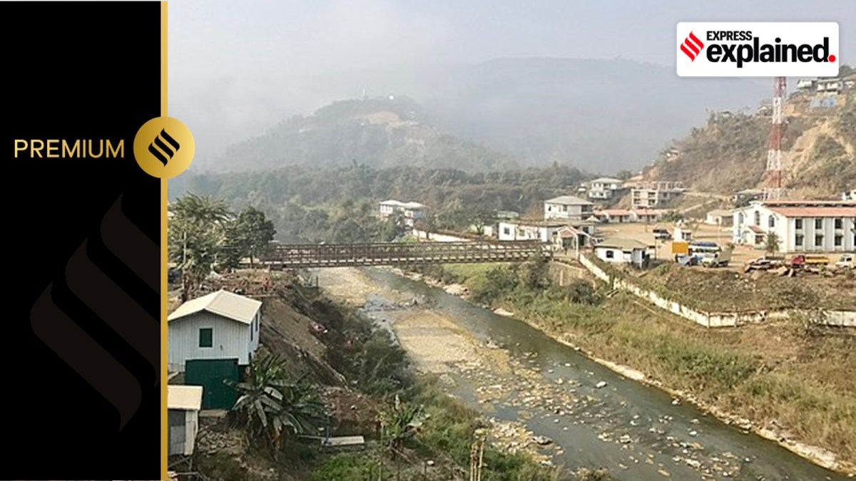 Rickhawdar (Myanmar, left)- Zokhawthar (India, right) border crossing.