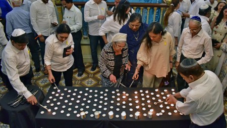 Jews commemorate Holocaust Day