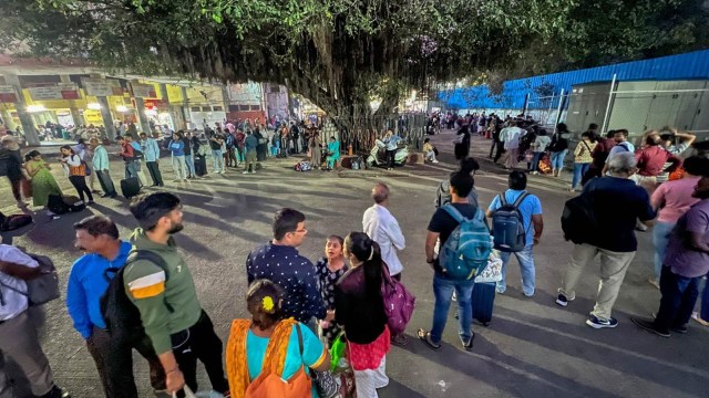 Long queues for tickets, delay in departure at Pune Station stop irk passengers to Mumbai
