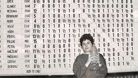 Susan Polgar with the trophy after winning a blitz tournament in Czechoslovakia in 1986, where she was the only woman in a field of 19 players. (PHOTO: Susan Polgar via X)