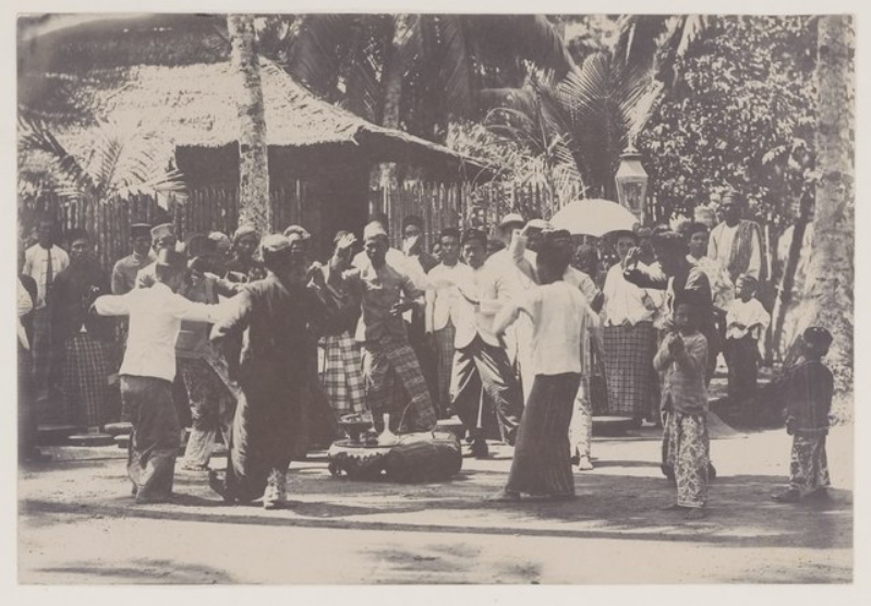 Singkil dance being performed in 1900