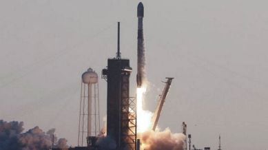 En SpaceX Falcon 9-rakett løftes av, med 53 Starlink-internettsatellitter, fra Kennedy Space Center i Cape Canaveral, Florida, 18. mai 2022. REUTERS/Joe Skipper/File Photo