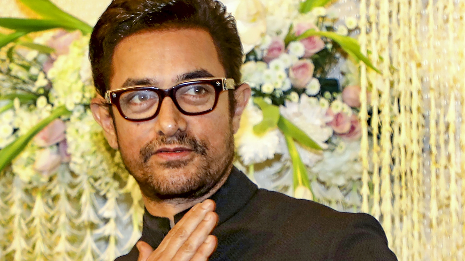 Aamir Khan Grooves To ‘paathshaala With Daughter Ira Khan Hugs The Dj As He Plays Papa Kehte