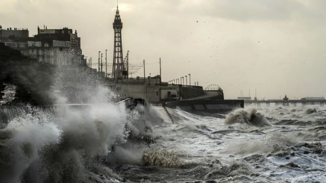 Storm Isha batters UK and Ireland and leaves tens of thousands without ...