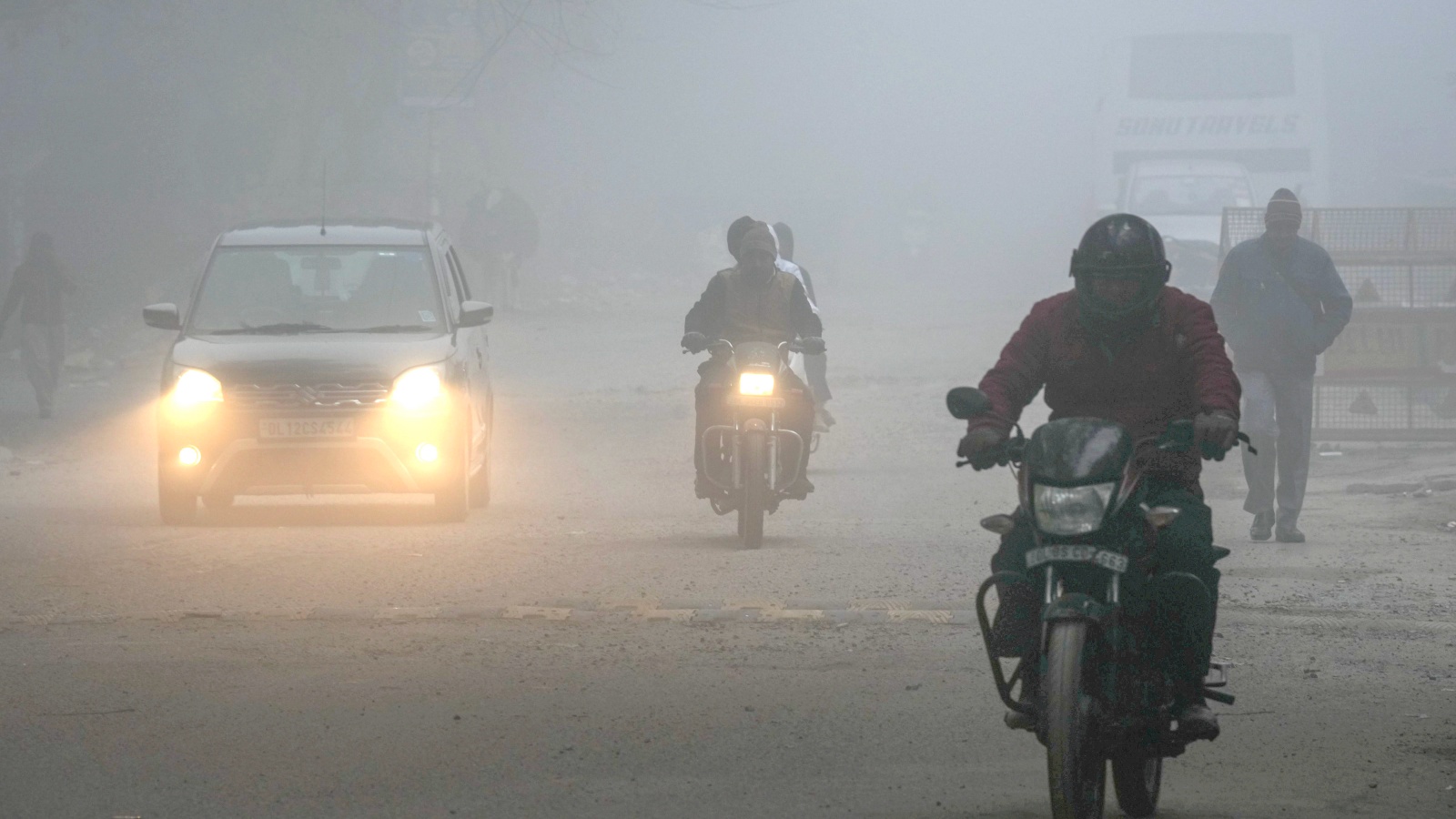 Cold day in Delhi Temperature dips to 3.5 degrees Celsius, zero