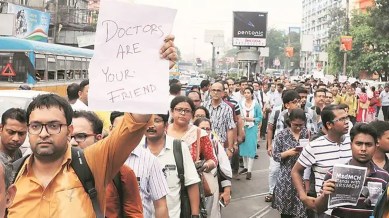 UP Govt doctors, UP Govt doctors mass resignation, UP Govt doctors withdraw mass resignation, UP Govt doctors Differences resolved, UP Govt doctors meets DM, Row over abusive language, UP Govt doctors news, indian express news