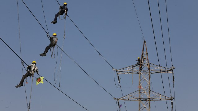 man electrocuted in Bopal, 45-year-old fireman died, Gujarat Fireman eletrocuted, fireman caught in wires, family seeks compensdation, man caught in high-tension power cables, Indian express news