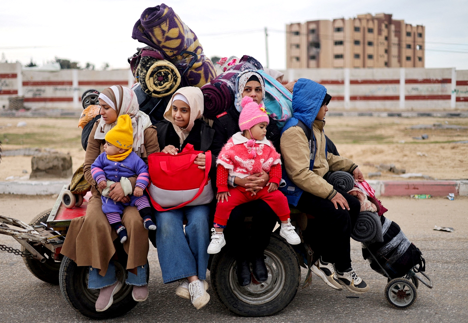 Palestinians fleeing Khan Younis, due to the Israeli ground operation, move towards Rafah, amid the ongoing conflict between Israel and the Palestinian Islamist group Hamas, in the southern Gaza Strip, January 28, 2024. REUTERS/Ibraheem Abu Mustafa TPX IMAGES OF THE DAY