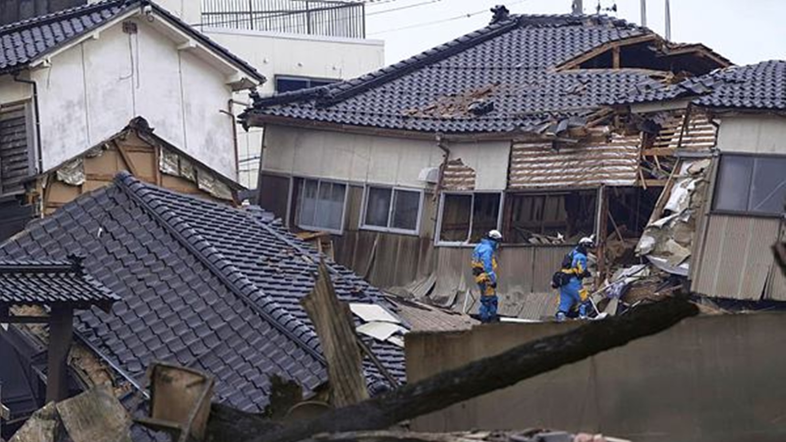 Japan earthquake deaths top 100, with hundreds missing