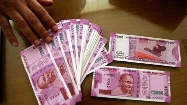 RBI issue offices are also accepting Rs 2000 banknotes from individuals ...