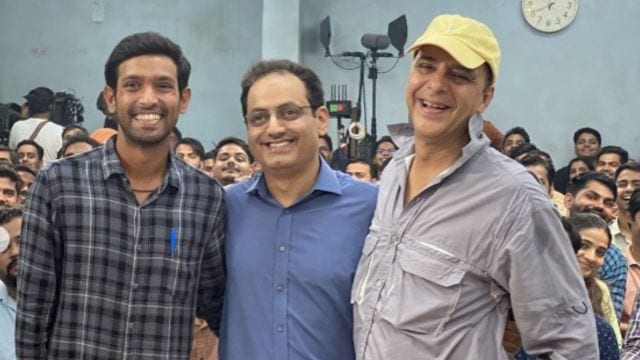 Vidhu Vinod Chopra (right) with the film's prima  Vikrant Massey (left) and IPS Manoj Kumar (centre)