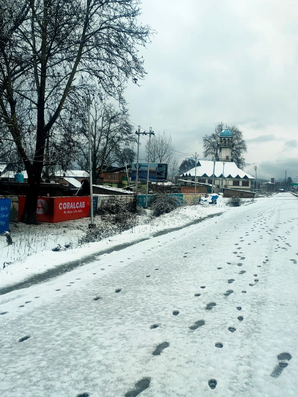 Season's first snowfall in Srinagar