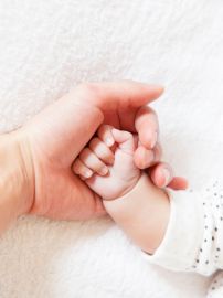 Expert tips on postpartum nutrition for new mothers