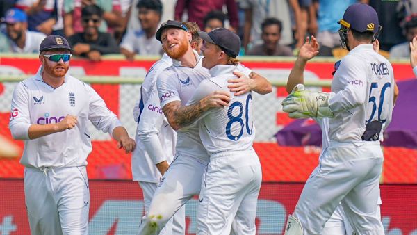 विशाखापत्तनम के डॉ. वाईएस राजशेखर रेड्डी एसीए-वीडीसीए क्रिकेट स्टेडियम में भारत और इंग्लैंड के बीच दूसरे टेस्ट मैच के तीसरे दिन भारतीय बल्लेबाज श्रेयस अय्यर का कैच पकड़ने के बाद इंग्लैंड के कप्तान बेन स्टोक्स अपने साथियों के साथ जश्न मनाते हुए।  (पीटीआई)