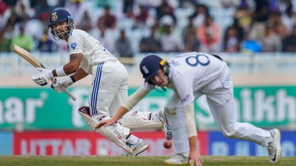 रांची में भारत और इंग्लैंड के बीच चौथे टेस्ट क्रिकेट मैच के चौथे दिन शॉट खेलते भारतीय बल्लेबाज ध्रुव गुरिएल।  (पीटीआई)