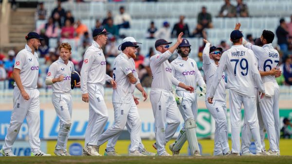 रांची में भारत और इंग्लैंड के बीच चौथे क्रिकेट मैच के चौथे दिन इंग्लैंड के गेंदबाज शोएब बशीर ने भारतीय तेज गेंदबाज सरफराज खान के विकेट का जश्न मनाया।