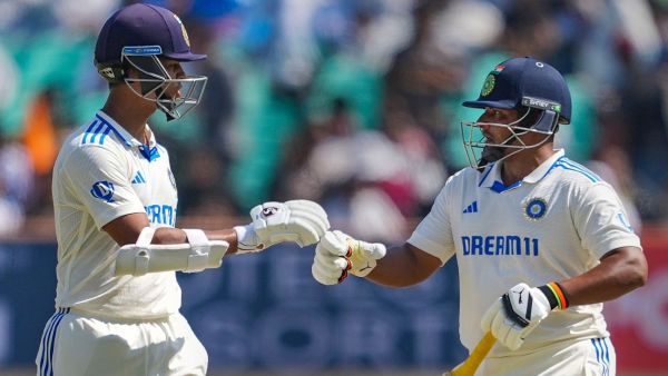 राजकोट के निरंजन शाह स्टेडियम में भारत और इंग्लैंड के बीच तीसरे क्रिकेट टेस्ट मैच के चौथे दिन भारत के यशवी जयसवाल और सरफराज खान।  (पीटीआई)