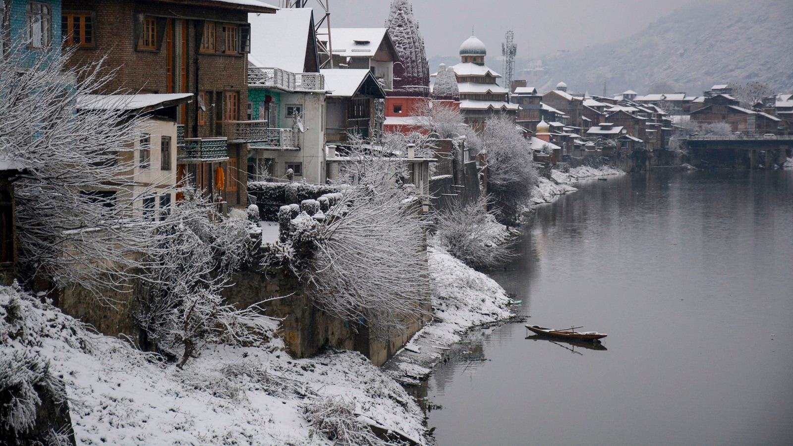 Snowfall disrupts air, road traffic in JK, HP; rain across north