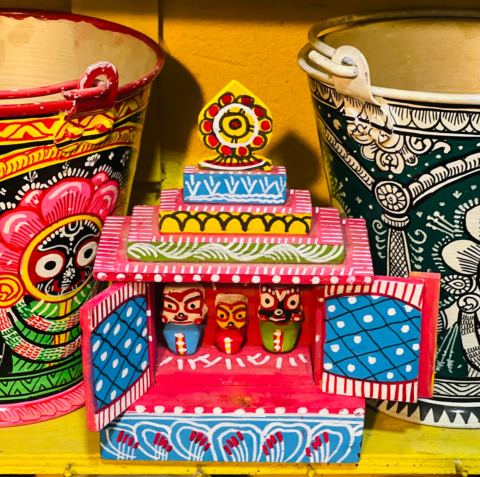 Samll handicrafts and souvenirs are popular choices among touristsSamll handicrafts and souvenirs are popular choices among tourists