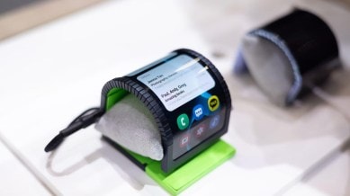 Samsung OLED Cling band | Samsung bending phone | MWC 2024