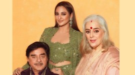Sonakshi Sinha with her father Shatrughan Sinha and mother Poonam Sinha (Photo: Instagram/@aslisona)