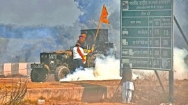 farmers teargas, Dilli Chalo, Punjab farmers, Punjab farmers strike, Punjab farmers protest, Punjab farmers barricades, Punjab farmers delhi protest, farmers agitation, farmers crisis, Indian express news, current affairs