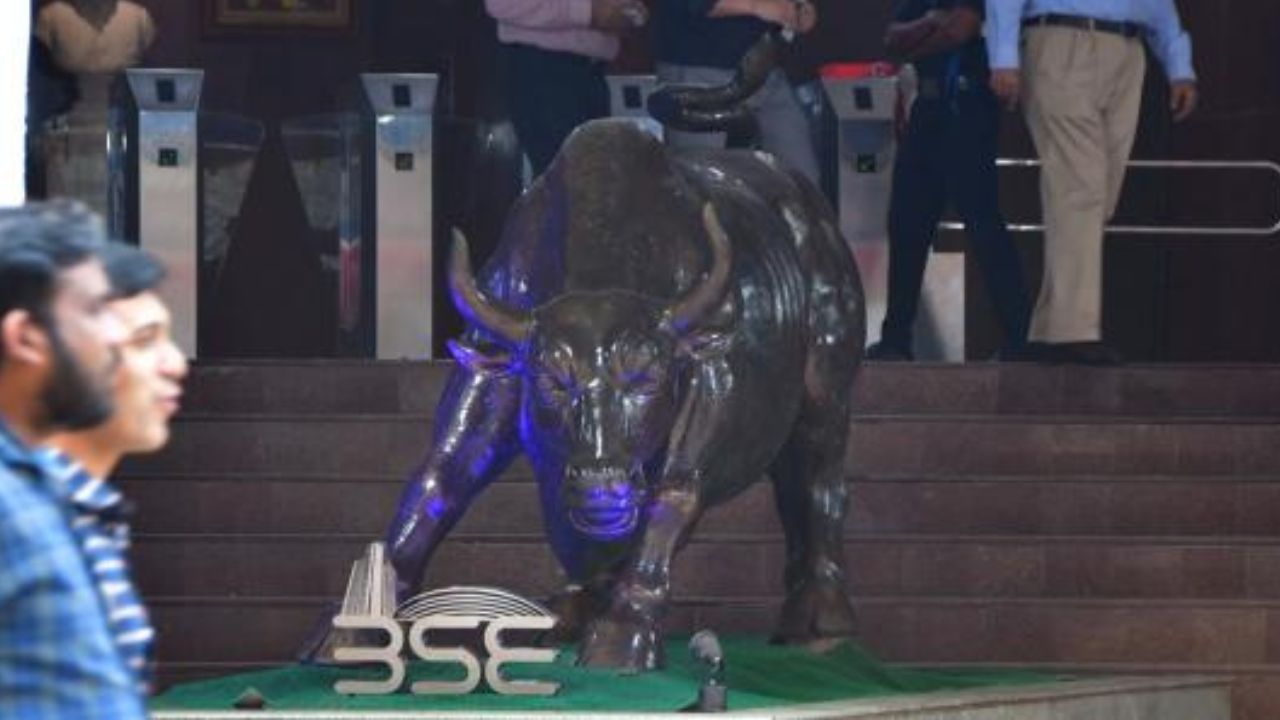 Stock Market Live Sensex and Nifty remain under pressure