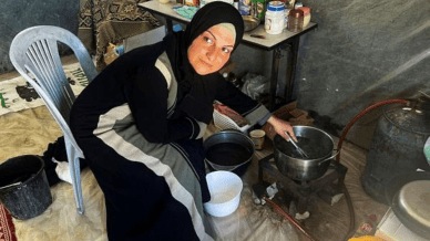 Edible plants, poetry and English lessons: a mother's day in a Gaza tent