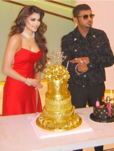 Urvashi Rautela cuts 24-carat gold cake worth Rs 3 crore, gifted by Honey Singh