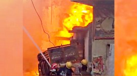 Alipur factory fire, farmers’ protest, delhi traffic curbs, delhi traffic management, Firefighters rescue operation, Delhi Fire Services, paint factory fire, indian express news