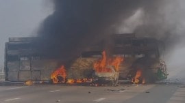 bus car collision in noida