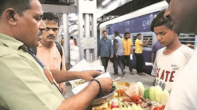 The Pune Division has ordered all licensed food plazas, fast food units, Jan Ahaar canteens, refreshment rooms, tea stalls, milk stalls, and other miscellaneous stalls to shut down their cooking activities on platforms. (File Photo)