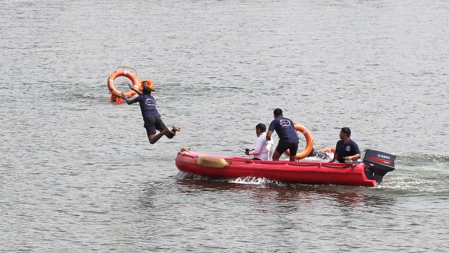 Harni Lake boat capsize, Ahmedabad Sabarmati Riverfront, Vadodara boat tragedy, Ahmedabad Fire Service, NDRF operations, Gujarat EOCs, Emergency Operation Centres, water sports demand, Gujarat floating restaurants, sabaramati Riverfront footfall, indian express news