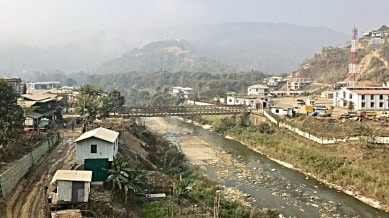 Rickhawdar (Myanmar, left)- Zokhawthar (India, right) border crossing