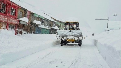 jammu and kashmir snowfall, highway blocked, indian express